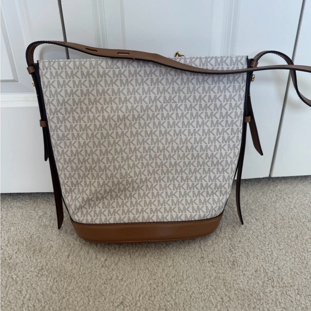 Michael Kors Reese Large Signature Shoulder Bag Vanilla/Acorn/Gold NWT - Picture 4 of 5